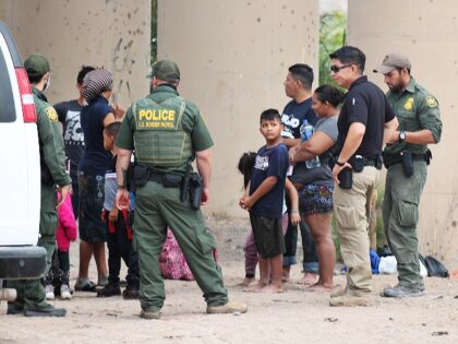 Border Patrol agents take custody of migrant family unit members near Eagle Pass. (File Ph