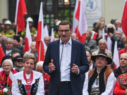 Polish Prime Minister Mateusz Morawiecki meets the inhabitants of Olkusz. Mateusz Morawiecki set off to meet the Poles. The first stop of the head of the Polish government was Olkusz near Krakow, where, after handing over a modern ambulance to a local hospital, he met the inhabitants of the city. …