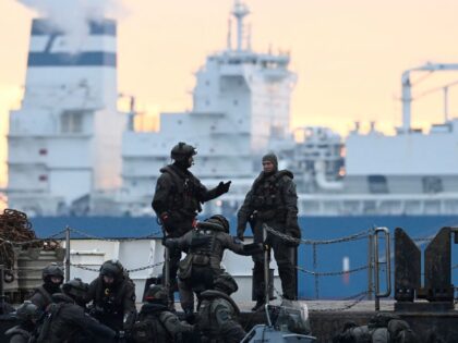 German special police force members arrive as the Floating Storage Regasification Unit (FSRU) ship "Hoegh Esperanza" docks at the Liquefied Natural Gas (LNG) terminal at the port of Wilhelmshaven, northern Germany, December 15, 2022. - Germany is set to receive its first floating gas terminal, as the country looks to …
