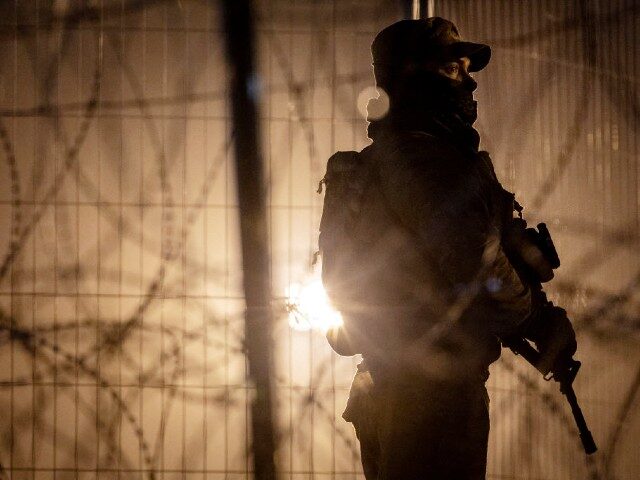A Texas National Guardsman stands watch along a border checkpoint near El Paso. (FILE: John Moore/Getty Images)