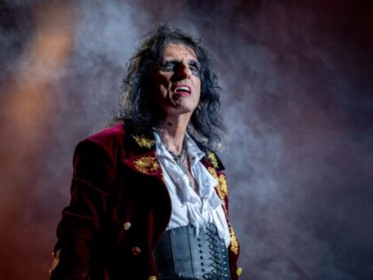 Alice Cooper of Hollywood Vampires performs at Manchester Arena on July 08, 2023 in Manche