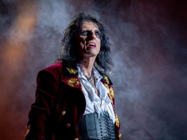 Cosmetics Company Drops Alice Cooper for Comments Against Transing Kids - Vimarsana News