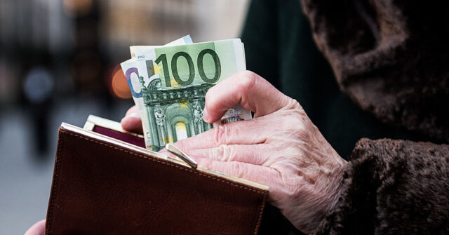 Debanking Fightback: Austrian Chancellor Proposes 'Right to Cash'