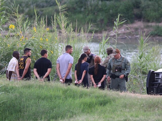 Texas police arrest a group of migrants in Shelby Park, Eagle Pass. (Randy Clark/Breitbart