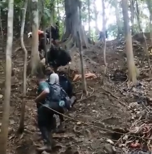 Група мигранти се изкачват по стръмно изкачване в джунглата в Darien Gap.  (Венецуелски мигрант -- Използва се с разрешение)