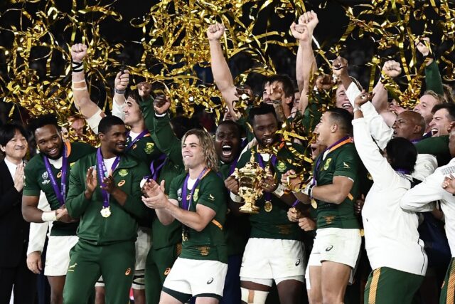 Captain Siya Kolisi (C) holds the Webb Ellis Cup after South Africa beat England in the 20