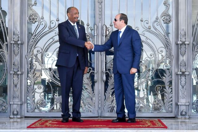 Egyptian President Abdel Fattah al-Sisi (R) receives Sudanese General Abdel Fattah al-Burh