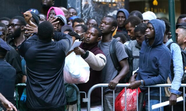 Migrant Crisis To Cost New York 12 Bn Over Three Years Mayor Breitbart 