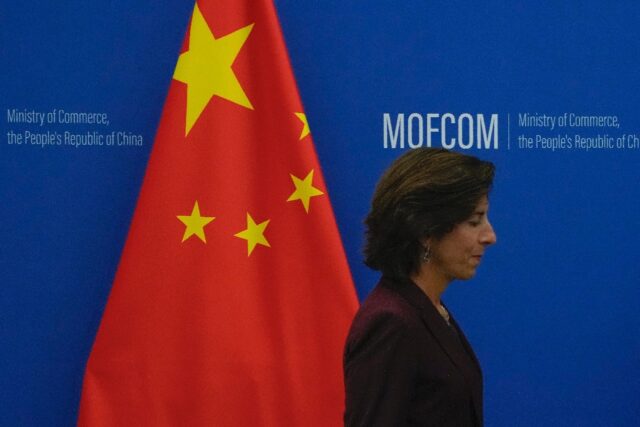 US and Chinese officials will hold a fresh round of talks on the third day of a visit by U