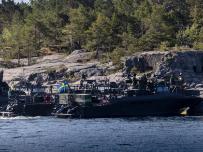 VÄRMDÖ, SWEDEN - JUNE 11: Swedish and Finnish soldiers perform naval simulation exercises during the Baltic Operations NATO military drills (Baltops 22) on June 11, 2022 in the Stockholm archipelago, the 30,000 islands, islets and rocks off Sweden's eastern coastline. Fourteen NATO allies and two NATO partner nations, Finland and …