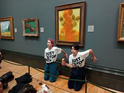Kerry - Climate protesters hold a demonstration as they throw cans of tomato soup at Vincent van Goghâs âSunflowersâ at the National Gallery in London, United Kingdom on October 14, 2022. The gallery said that the work was unharmed aside from âsome minor damage to the frame. (Photo by Just …