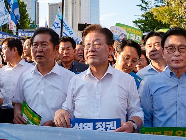 Lee Jae-myung (center), leader of the main opposition Democratic Party and member of congr