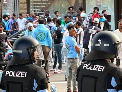 16 September 2023, Baden-Württemberg, Stuttgart: A group of people is surrounded by police forces after riots at an Eritrea event. Up to 200 people attacked participants of the event and police officers with stones, bottles and wooden slats, a police spokesman said. Ten officers were injured. Photo: Julian Weber/dpa (Photo …