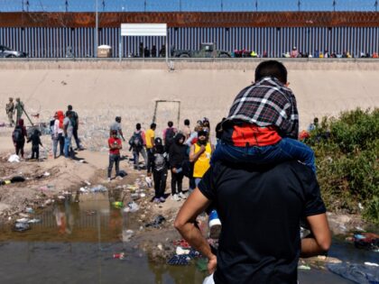 CIUDAD JUAREZ, MEXICO - SEPTEMBER 18: Migrants arrive at the Mexico-United States border t