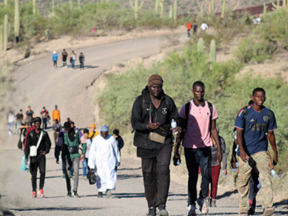 Migrants Stream Across Arizona Border in September. (Randy Clark/Breitbart Texas)