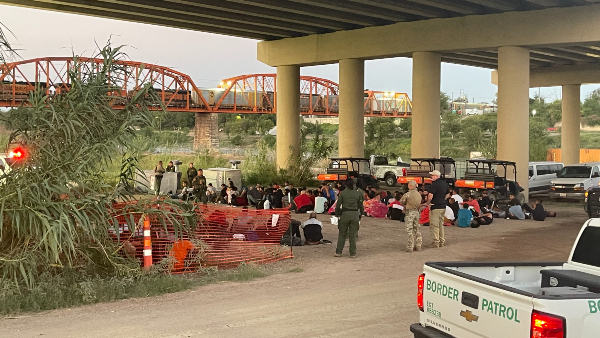 Border Patrol sets up makeshift staging area in Eagle Pass, Texas. (Randy Clark/Breitbart Texas)