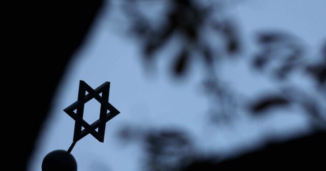 Secular Protesters Confront Religious Jews in Tel Aviv Yom Kippur Prayer over Gender