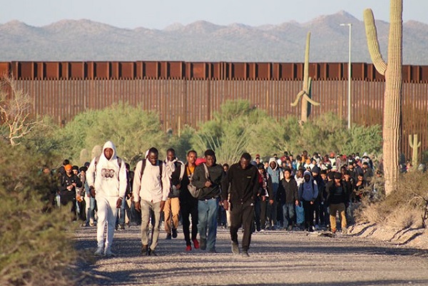 A group of 300 migrants cross from Mexico into Arizona. (Randy Clark/Breitbart Texas)