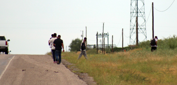Migrants leaving Eagle Pass afoot to San Antonio, Texas. (Randy Clark/Breitbart Texas)