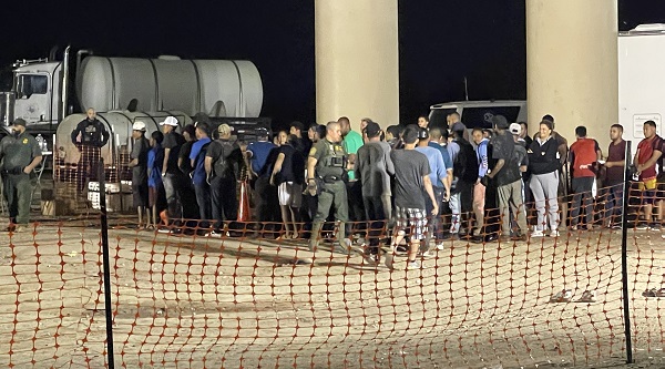 Border Patrol agents in Eagle Pass hold the large group of mostly Venezuelan migrants under the international bridge while awaiting transportation. (Randy Clark/Breitbart Texas)