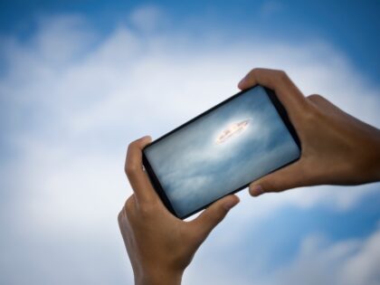photographing a UFO with smartphone