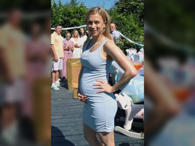 Comedian Iliza Schlesinger Lectures Parents for Contributing to 'Global Warming' with Gender Reveal Parties - Vimarsana News