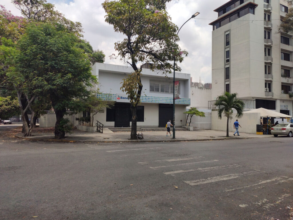 Banesco’s offices in Los Chaguaramos, Caracas, the bank where the near-arrest happened.