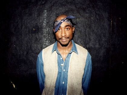 CHICAGO - MARCH 1994: Rapper Tupac Shakur poses for photos backstage after his performance