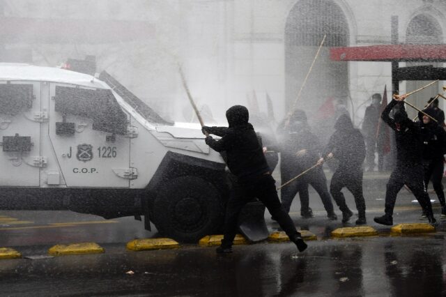 Enfrentamientos entre manifestantes y policía durante el 50 aniversario del golpe de Esta