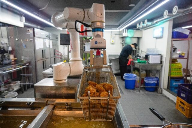 Kang's robot, composed of a simple, flexible mechanical arm, is capable of frying 100 chi