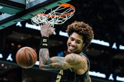Kelly Oubre Jr., reacting to a slam dunk last March, has signed a contract with the Philadelphia 76ers, the NBA club announced