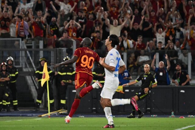 Romelu Lukaku (L) celebrates after scoring his first Roma goal