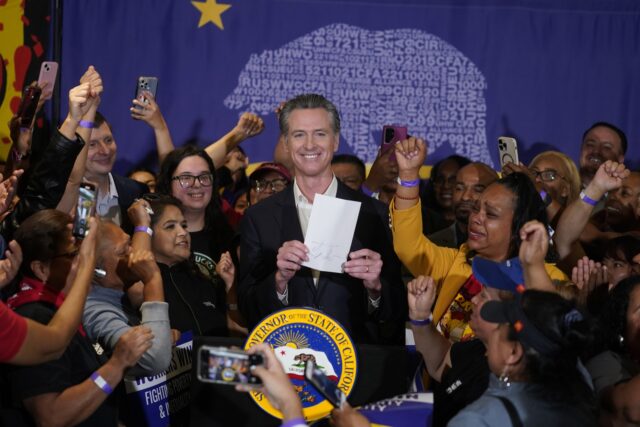 new-california-law-raises-minimum-wage-for-fast-food-workers-to-20-per