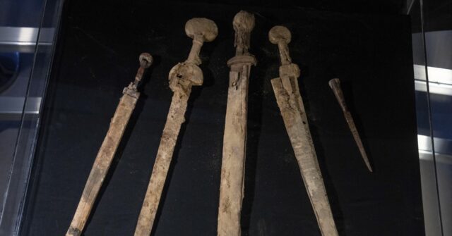 4 Exceptionally Preserved Roman Swords Discovered In A Dead Sea Cave In ...