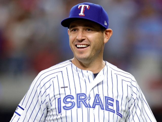 Ian Kinsler wears Team Israel jersey to throw out first pitch at