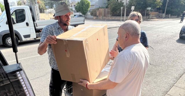 Solidarity: Nearly 2/3 of Israelis Donate to War Effort; Over 40% Volunteer