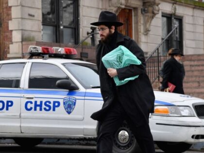 Orthodox Jewish men walks in the Brooklyn neighborhood of Crown Heights on February 27, 2019 in New York. - Residents of Crown Heights, a diverse New York neighborhood far from Manhattan's skyscrapers, are trying to understand a spate of anti-Semitic attacks that has brought back painful memories. In recent months, …