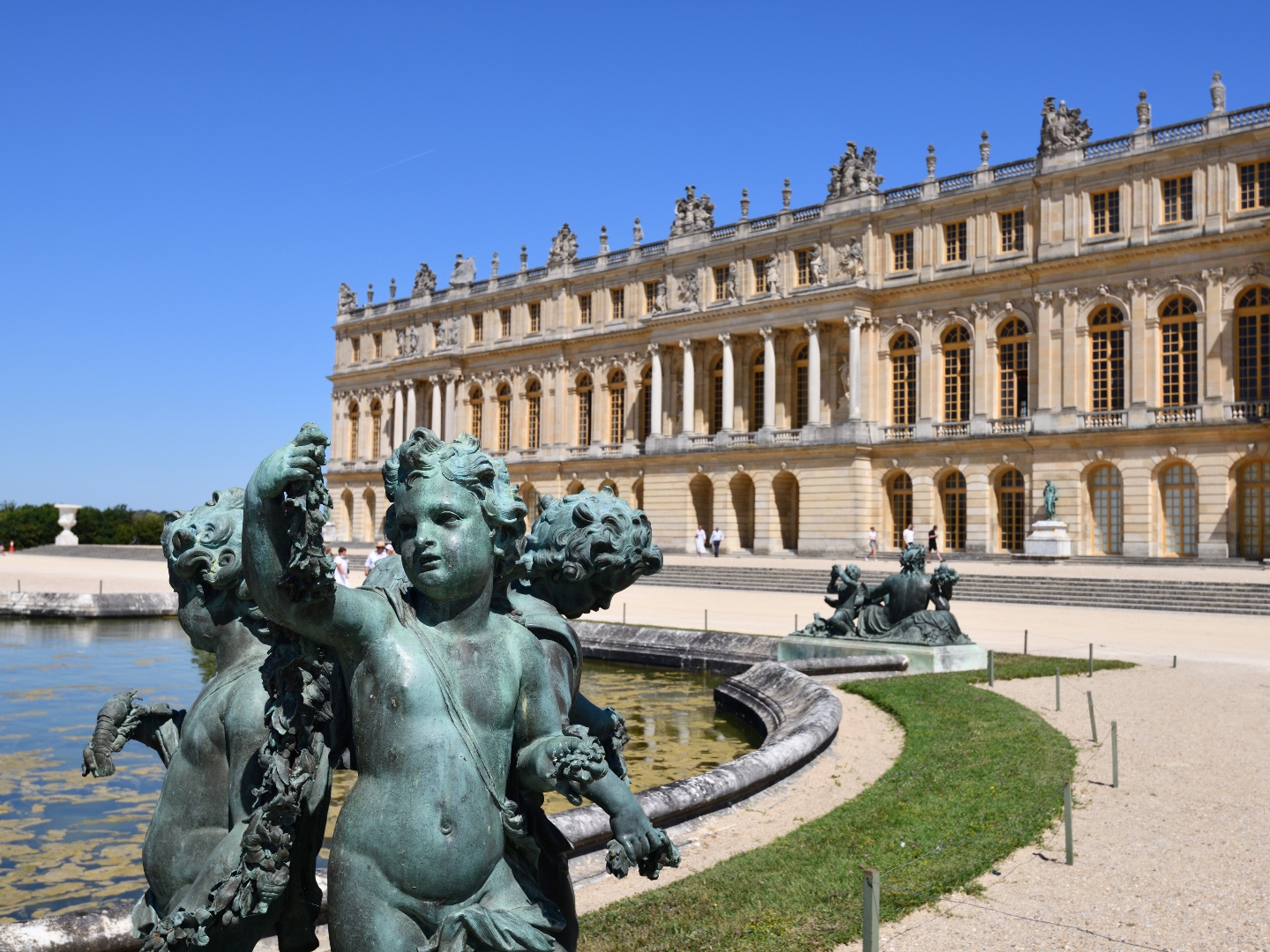 Palace of Versailles Evacuated Again After Receiving Another Bomb Threat - Vimarsana News