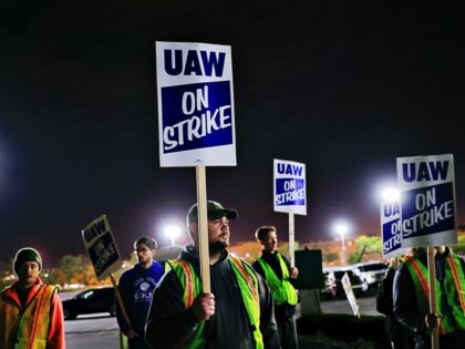 LOUISVILLE, KENTUCKY - OCTOBER 12: Factory workers and UAW union members form a picket lin