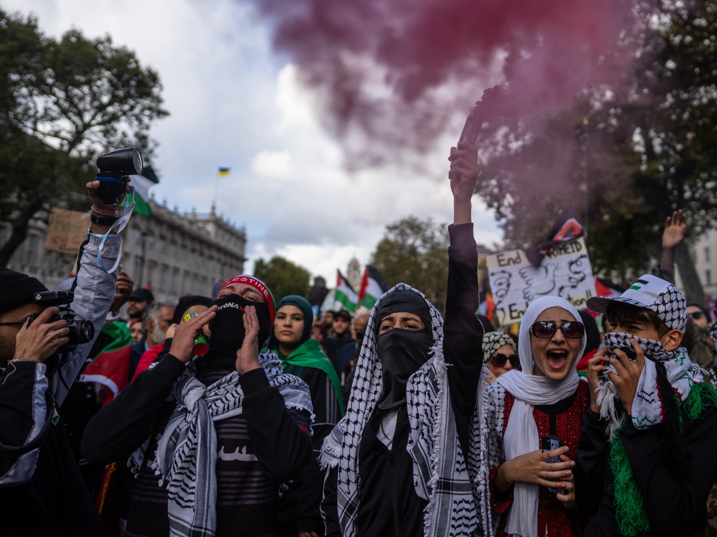Anti-Israel Activists Wave Jihadist Flag at Pro-Palestine Protest in London - Vimarsana News