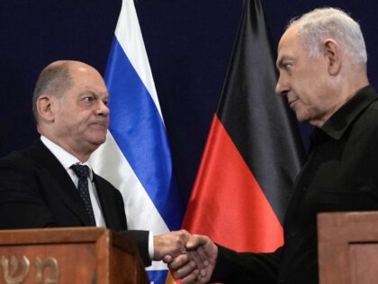 TOPSHOT - German Chancellor Olaf Scholz (L) and Israeli Prime Minister Benjamin Netanyahu