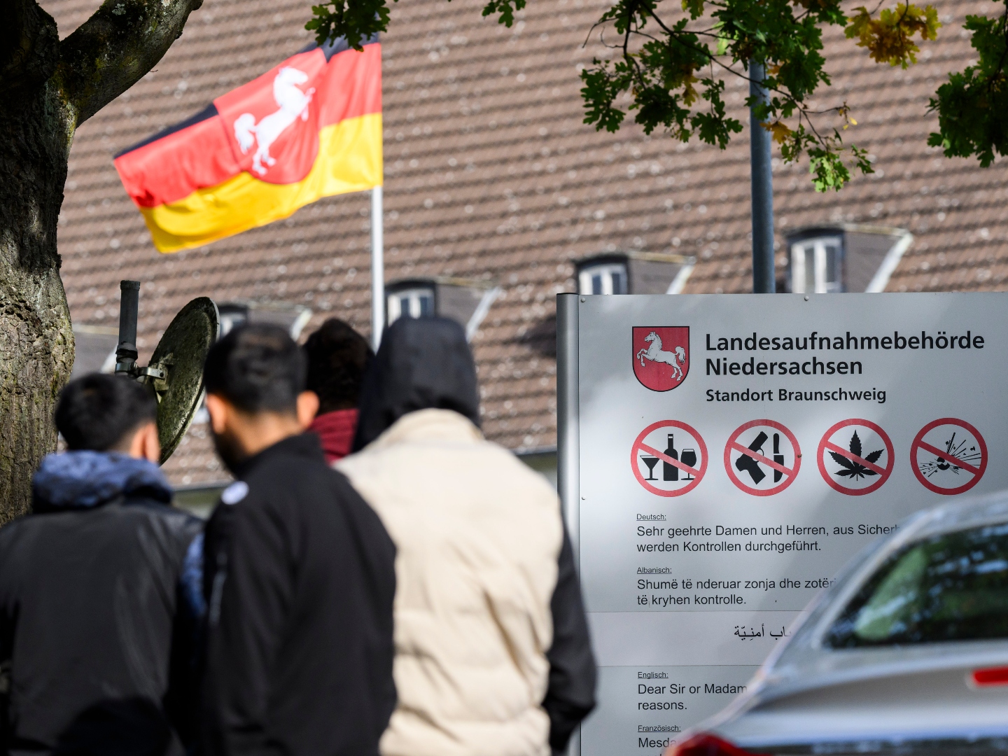 German Cabinet Members Call For Massive Cuts to Asylum Seeker Benefits - Vimarsana News
