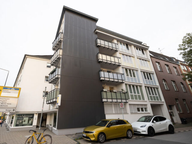 25 October 2023, North Rhine-Westphalia, Duisburg: The apartment building where the suspec