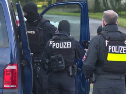 25 October 2023, Lower Saxony, Hehlen: The police are preparing for the manhunt. After the