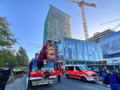dpatop - 30 October 2023, Hamburg: Emergency vehicles of the fire department stand in fron