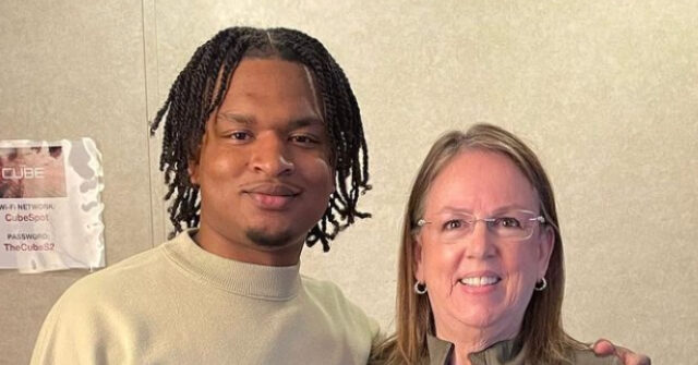 PHOTOS: Grandma and Man Who Met Accidentally Will Celebrate Ninth Thanksgiving Together