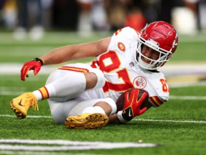 MINNEAPOLIS, MN - OCTOBER 8: Travis Kelce #87 of the Kansas City Chiefs winces in pain aft