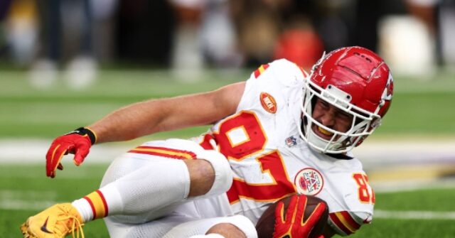 WATCH: Travis Kelce Falls Awkwardly to the Turf at US Bank Stadium