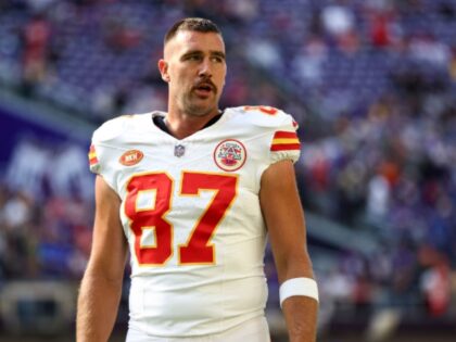 MINNEAPOLIS, MN - OCTOBER 8: Travis Kelce #87 of the Kansas City Chiefs warms up prior to