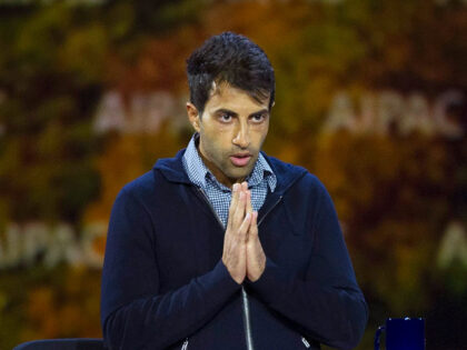 Palestinian Mosab Hassan Yousef gestures to the audience after speaking at the American Israel Public Affairs Committee (AIPAC) Policy Conference in Washington, Sunday, March 1, 2015. Youssef worked undercover for Israel's internal security service Shin Bet from 1997 to 2007. (AP Photo/Cliff Owen)